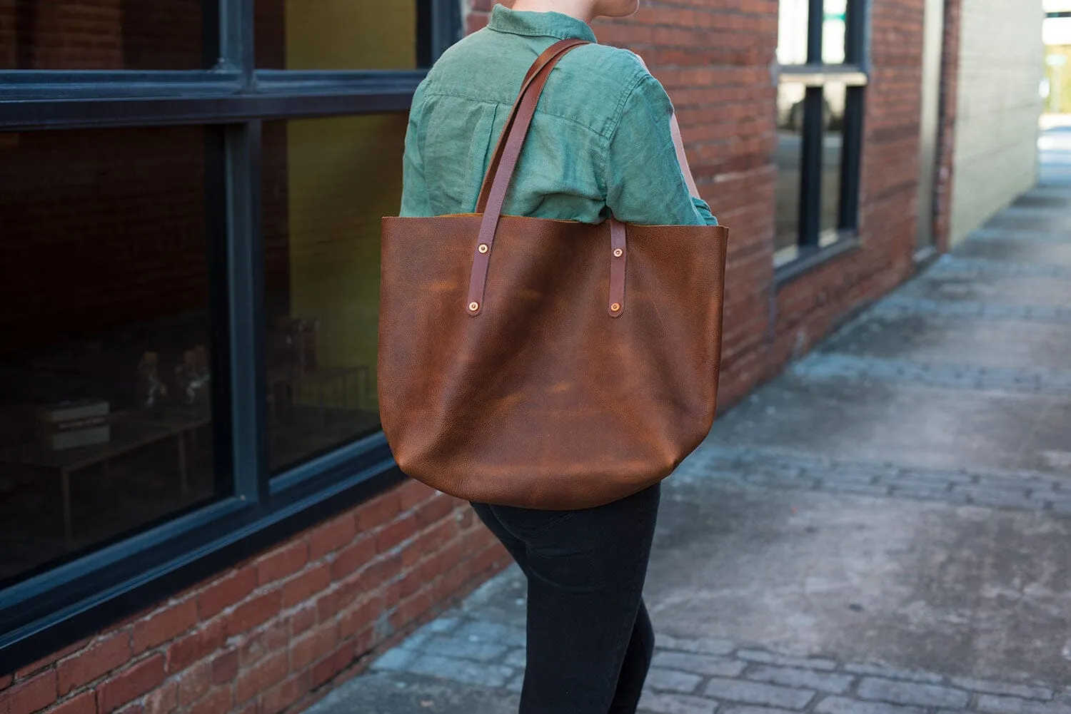 AVERY LEATHER TOTE BAG - LARGE - RAVEN