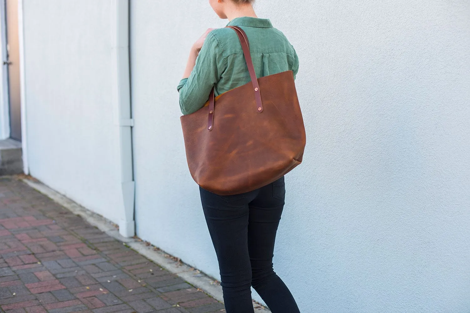 AVERY LEATHER TOTE BAG - LARGE - RAVEN