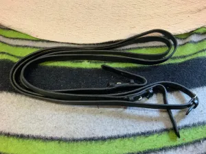 Black cob size reins.