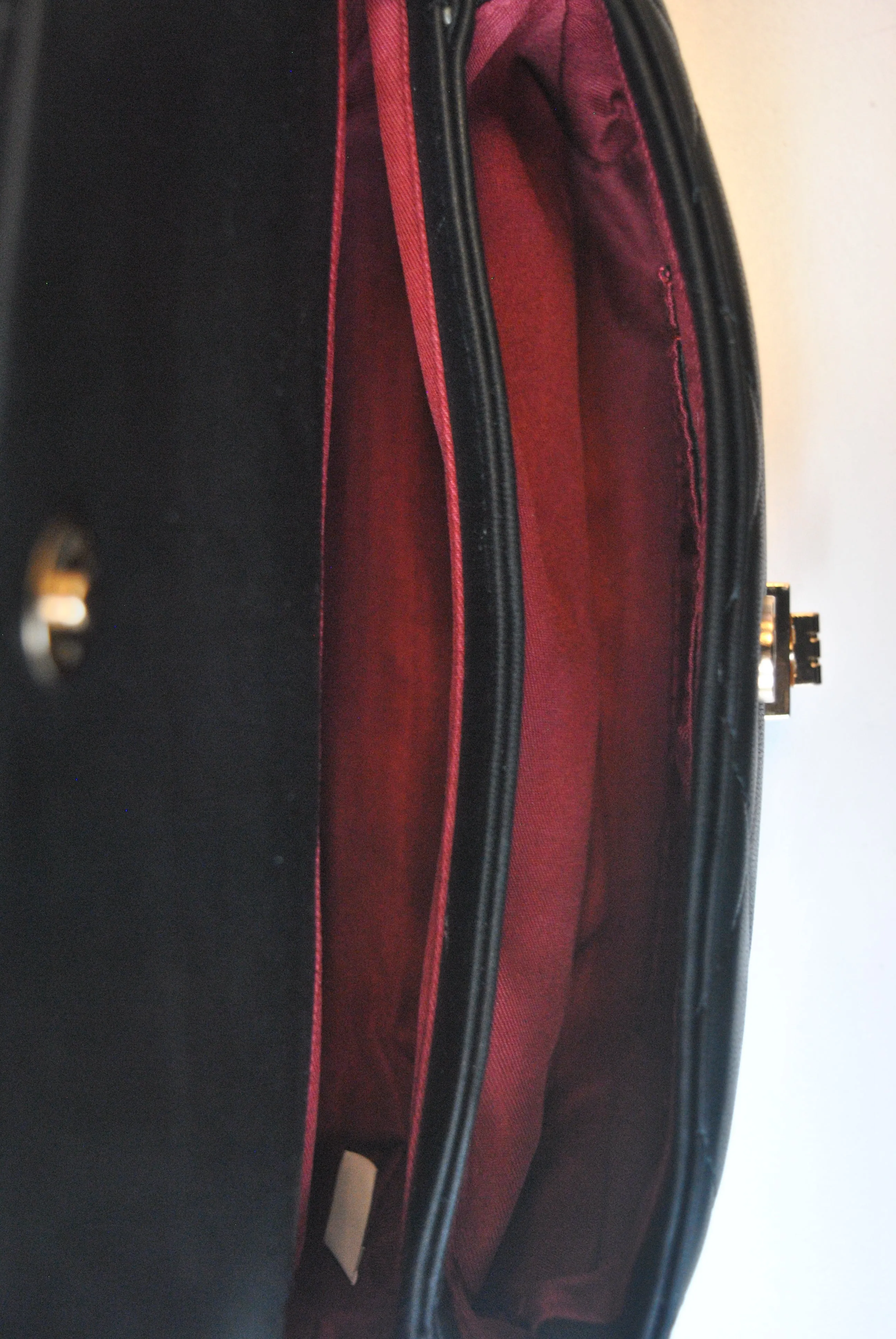 BLACK GUILTED HANDBAG WITH CUTOFF  HANDLE AND GOLD CHAIN