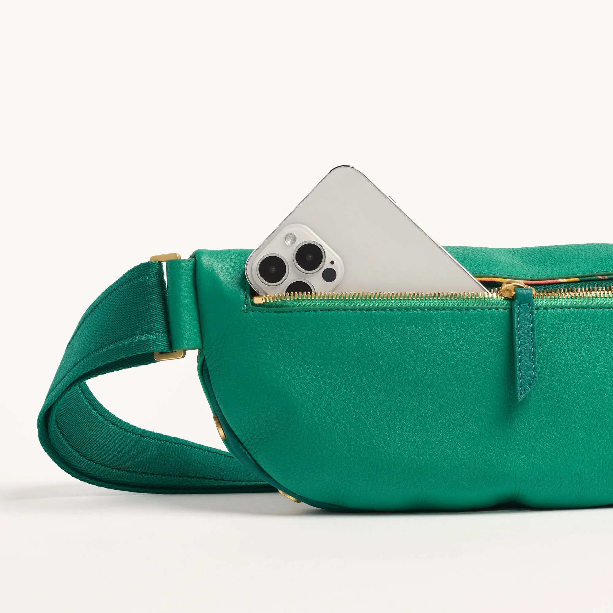 Charles Crossbody | Wavy Dazey/Brushed Gold Dazey Rivet | Med