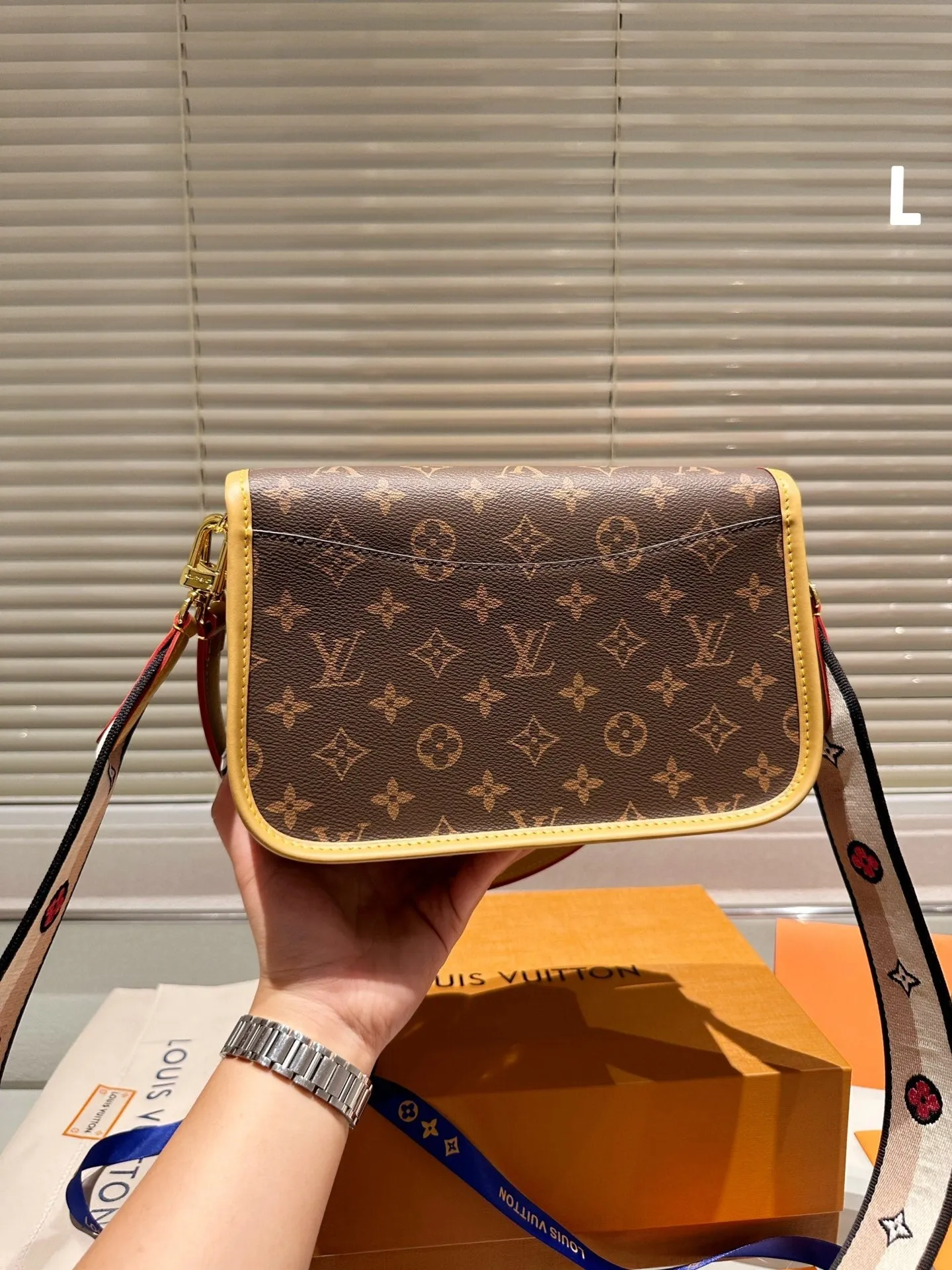 Classic Clasp Flap Handbag