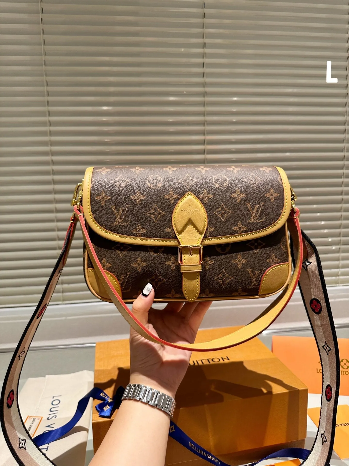 Classic Clasp Flap Handbag