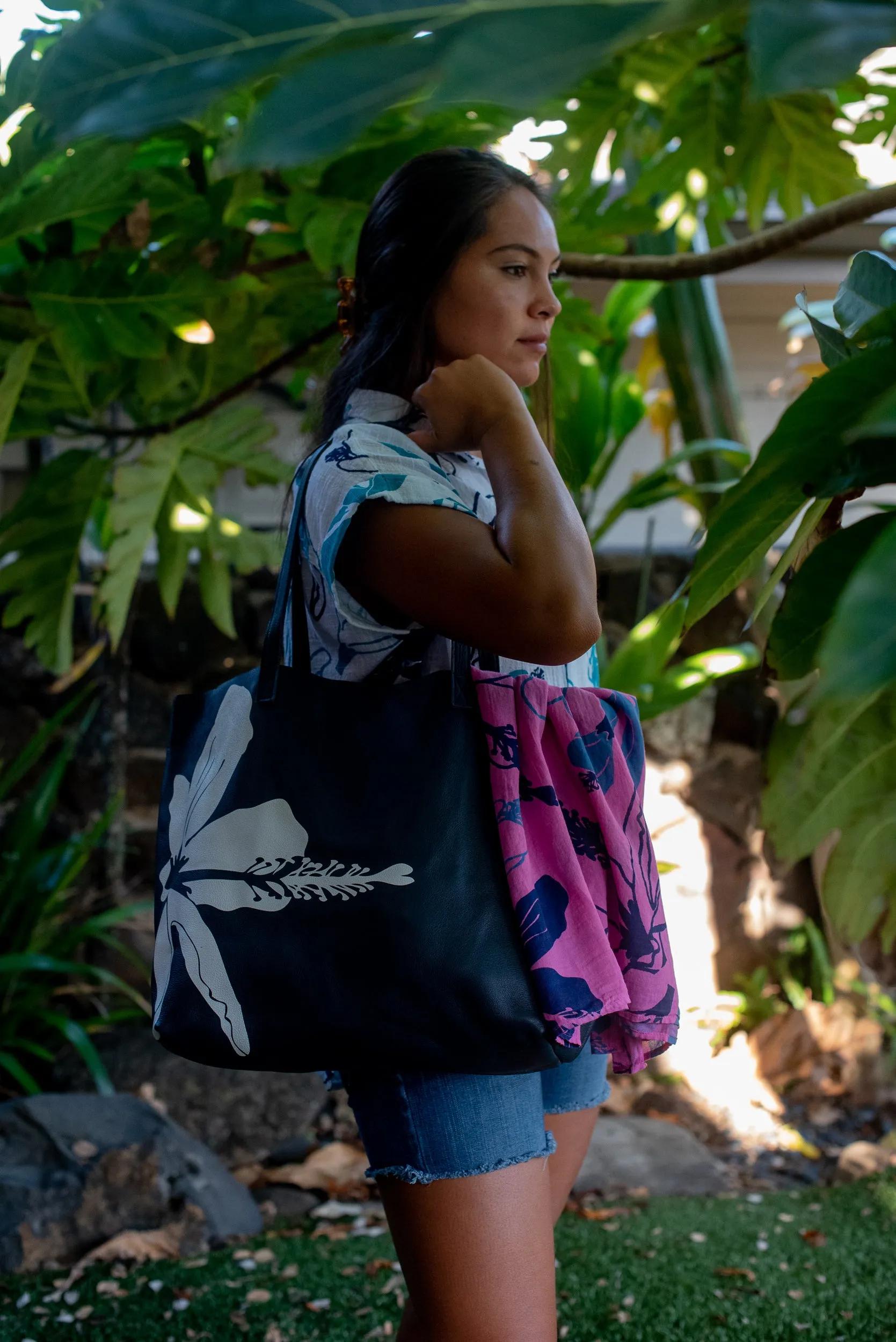 Kaʻilihiwa | Leather tote - Pua aloalo - navy - *ASF*
