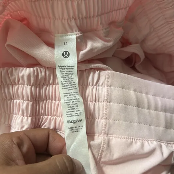 🍓Lululemon Hotty Hot High-Rise Shorts -strawberry milk