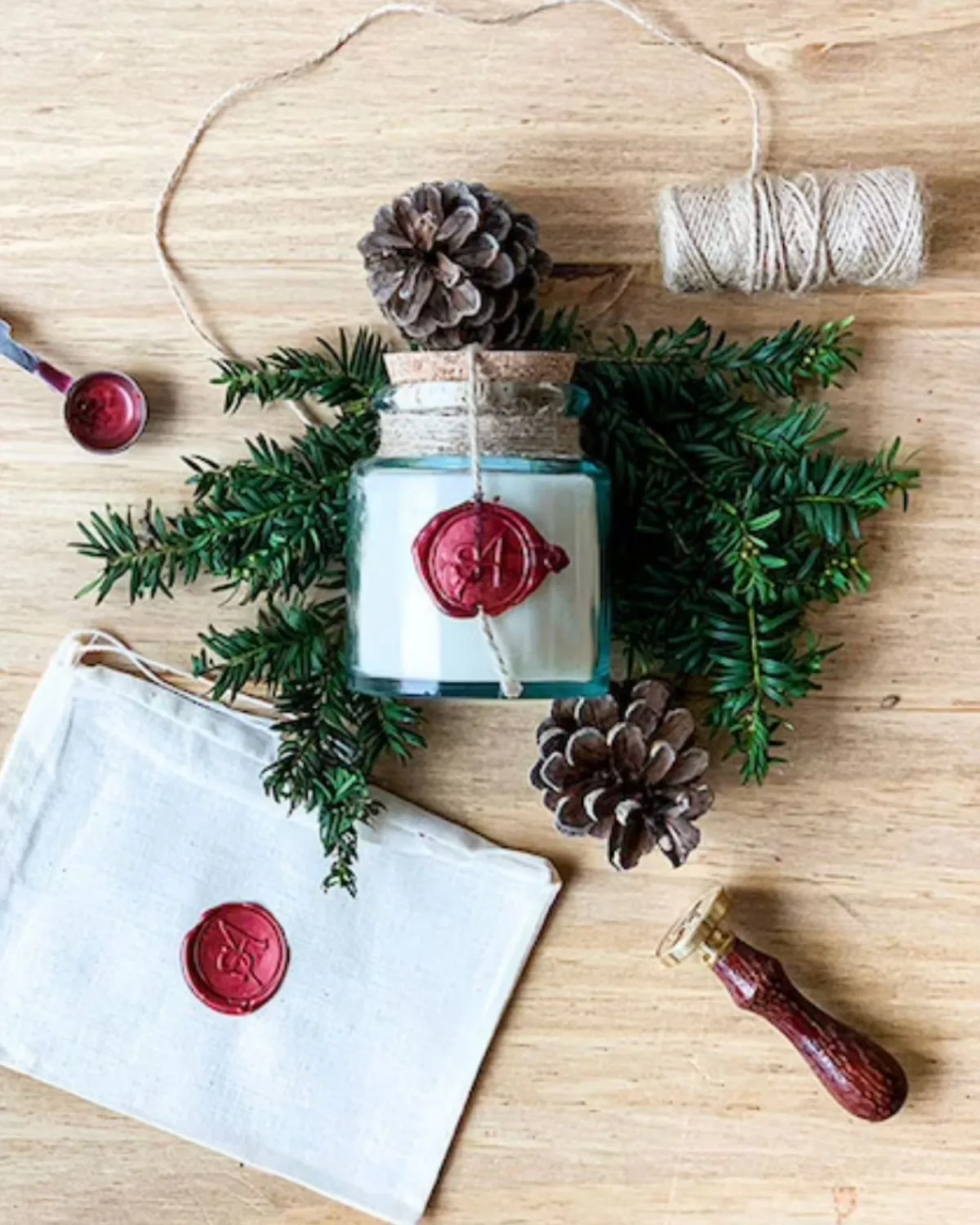 Luxury Vegan CANDLE - Cedarwood & Geranium