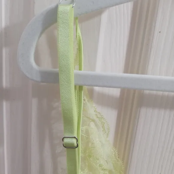 Victoria's Secret Neon Green Lace Very Sexy Pushup Bra Size 34B
