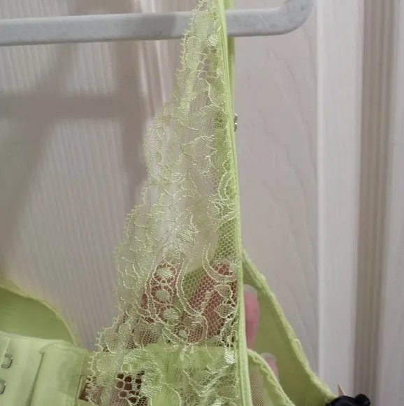 Victoria's Secret Neon Green Lace Very Sexy Pushup Bra Size 34B