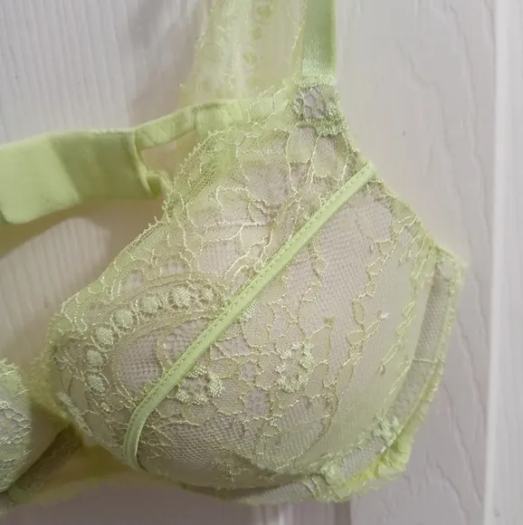 Victoria's Secret Neon Green Lace Very Sexy Pushup Bra Size 34B