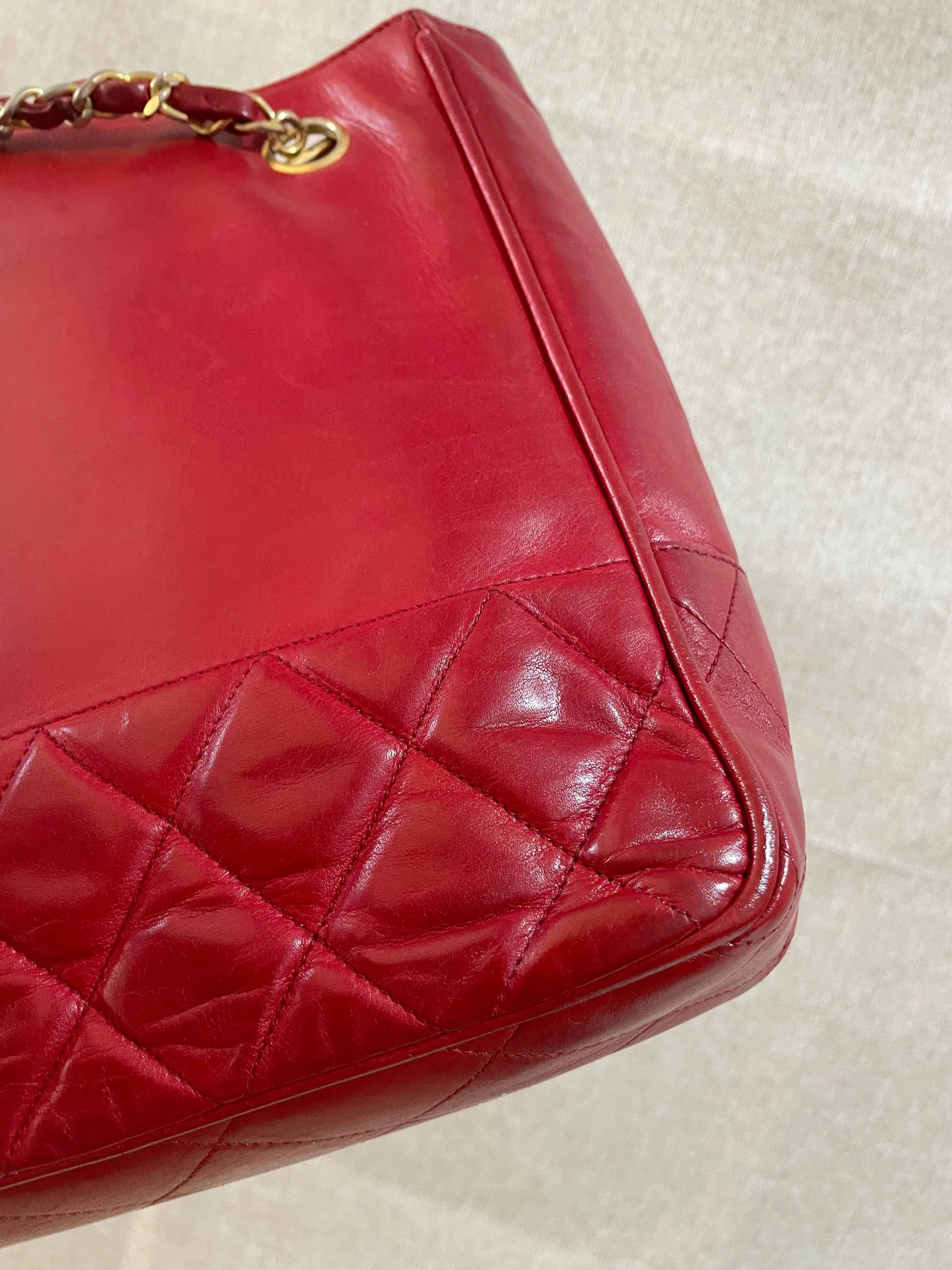 Vintage CHANEL red calfskin classic shoulder tote bag with gold tone chains and CC charm. Classic purse. 0506284