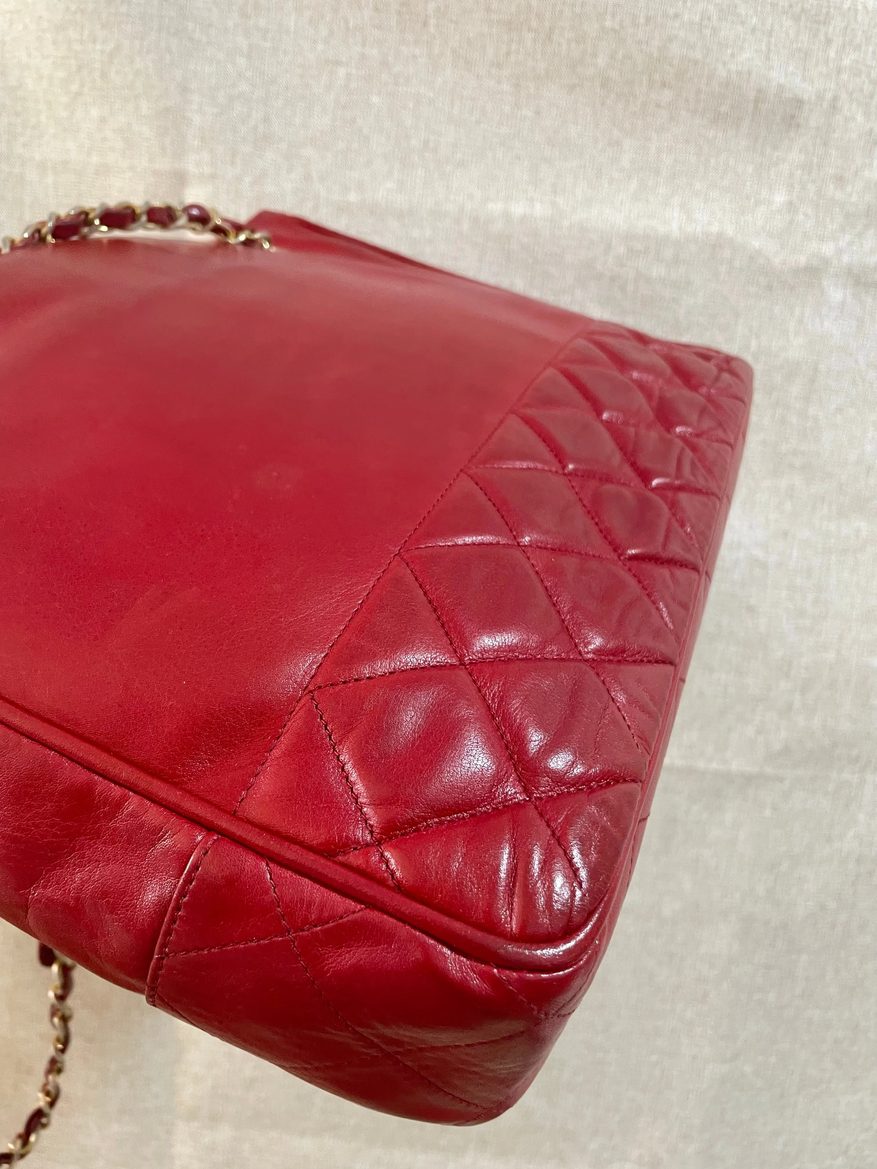 Vintage CHANEL red calfskin classic shoulder tote bag with gold tone chains and CC charm. Classic purse. 0506284