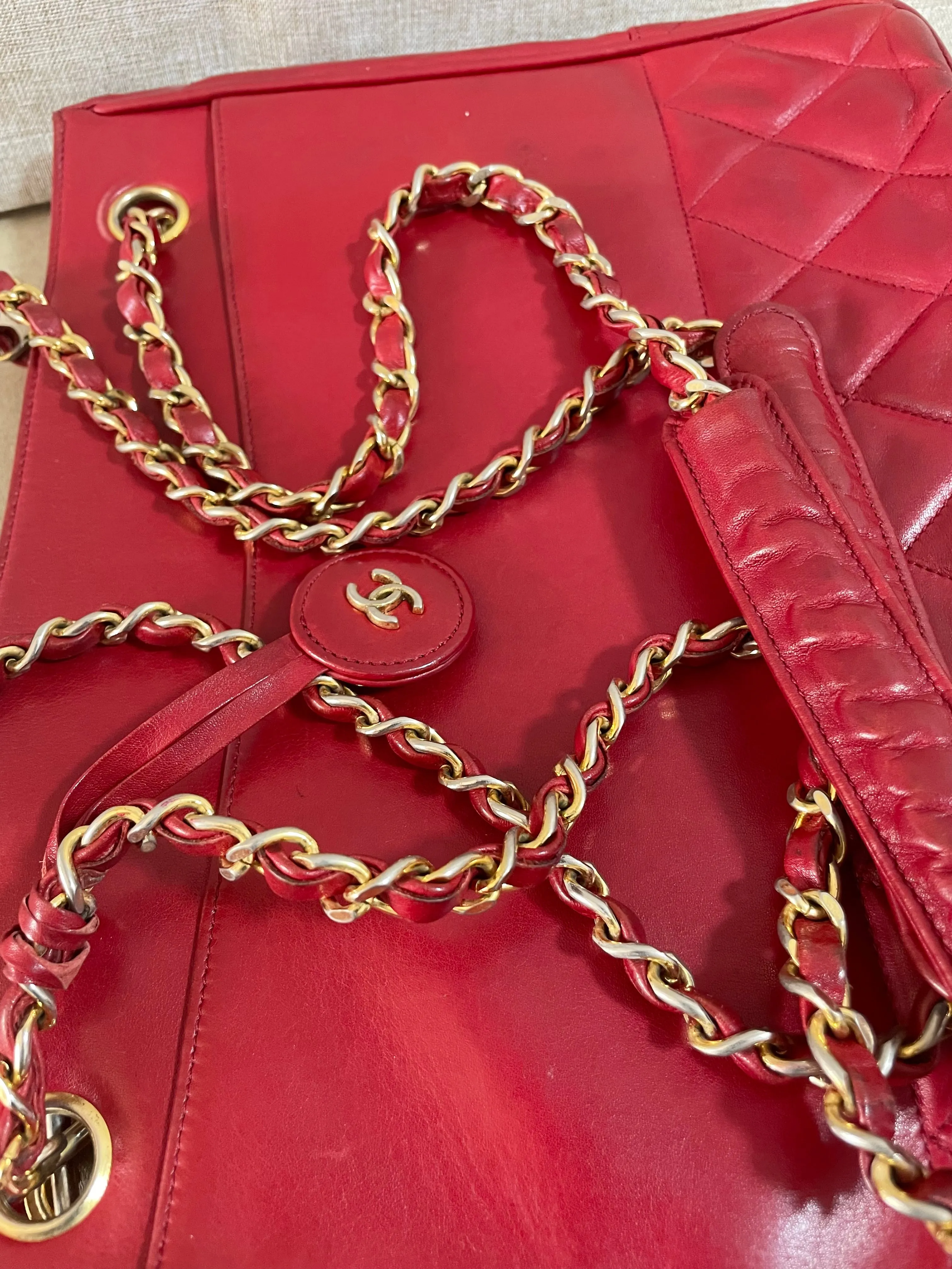 Vintage CHANEL red calfskin classic shoulder tote bag with gold tone chains and CC charm. Classic purse. 0506284