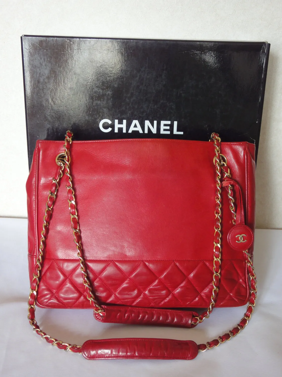 Vintage CHANEL red calfskin classic shoulder tote bag with gold tone chains and CC charm. Classic purse. 0506284